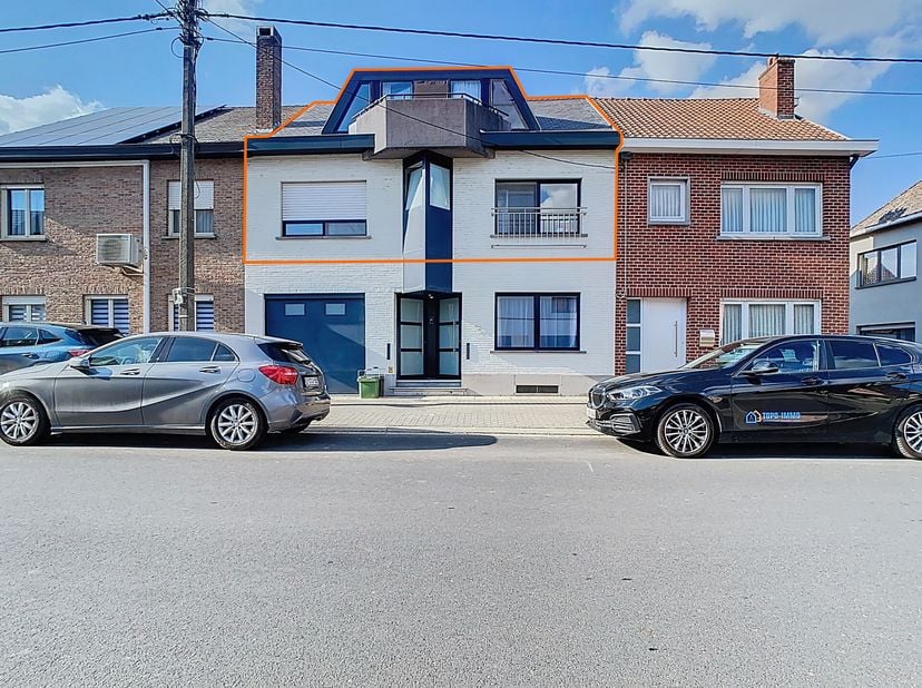 Bent u op zoek naar een modern, instapklaar appartement op een centrale locatie? Dit stijlvolle duplex appartement nabij het centrum van Denderhoutem