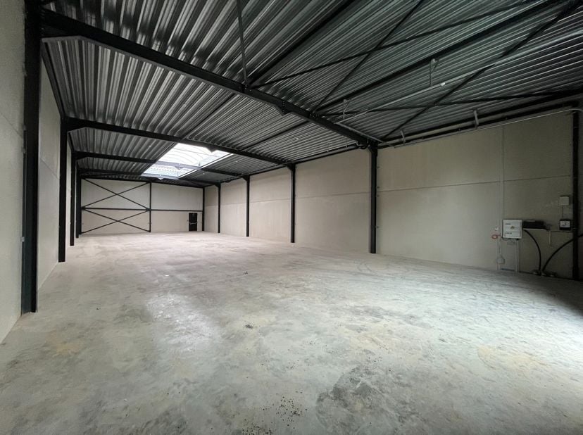 Deze KMO-unit van 350m² met 3 privatieve parkeerplaatsen is gelegen in KMO-zone Ravenshout zone 3 aan de rotonde van de Kanaalstraat/Snelwegstraat en