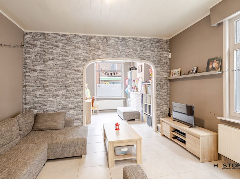 Bent u op zoek naar een instapklare woning in het gezellige centrum van De Klinge? Dan is zeker iets voor u!&lt;br /&gt;
Bij het betreden van de woning komt