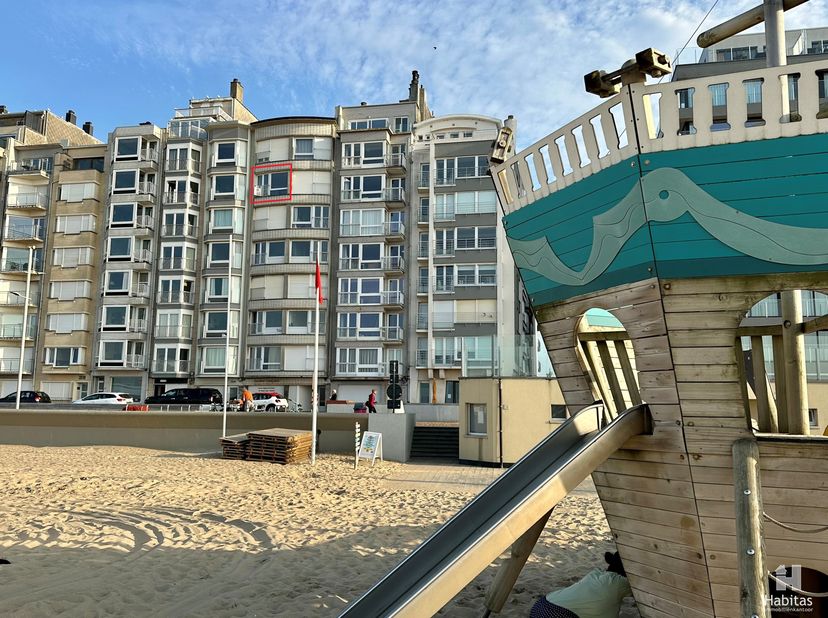 Volledig gerenoveerd en knap ingericht appartement met FRONTAAL ZEEZICHT, centraal gelegen op de zeedijk. Dit volledig gemeubeld appartement op de 6de