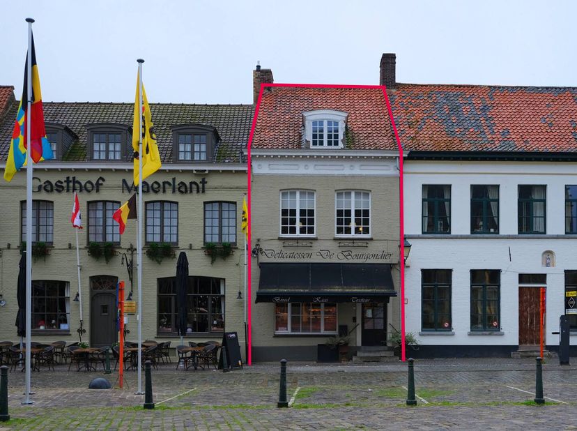 De traiteur &#039;De Bourgondiër&#039; is gelegen in de Kerkstraat, in het centrum van Damme, op nog geen 100 meter van de Damse Vaart.&lt;br /&gt;
Indeling: Gelijkvl