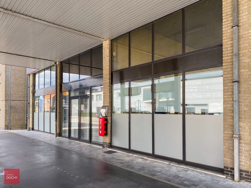Ideaal voor o.a. broodjeszaak. Druk bereden locatie met kortstop parkingmogelijkheden. Nabij invalswegen en industriezones. Oppervlakte 75m² ( + 72m²