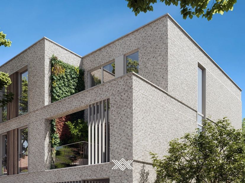 Deze schakelwoning van 192m² heeft op het gelijkvloers een inkomhal met gastentoilet en berging uitkomende in de eet- en leefruimte met open keuken en