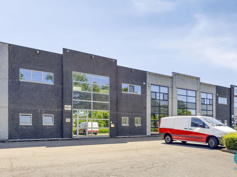 Dit multifunctioneel bedrijfspand situeert zich langsheen de gewestweg N118 Retie - Geel, met makkelijke bereikbaarheid en is toegankelijk aan de voor