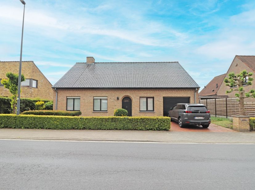Op de verbindingsweg Kortrijk - Brugge te Meulebeke bevindt zich deze alleenstaande woning op een ruim perceel van 990 m2.&lt;br /&gt;
De woning bevindt zic
