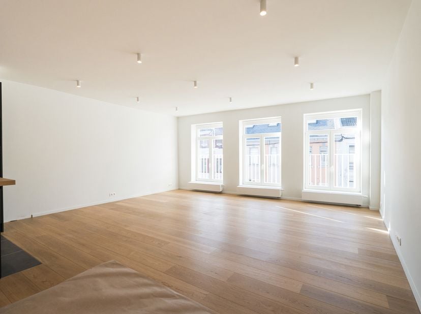 WAVRE - In een winkelstraat in het hart van de stad en op korte afstand van het openbaar vervoer. Prachtig gerenoveerd DUPLEX APPARTEMENT (2slk/1bad)