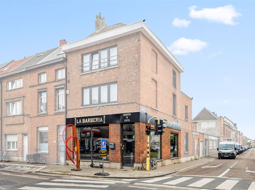 Het verhuurde handelsgelijkvloers is uitgerust met airconditioning en een condensatieketel op gas. Dankzij de vier grote raampartijen en de beglaasde