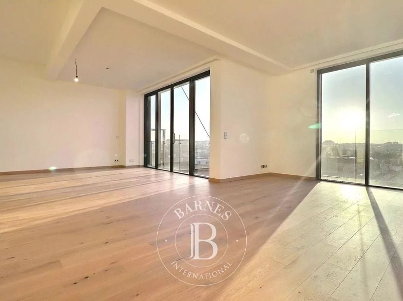 Avenue Louise  Appartement 2ch + terrasse. Il se compose d&#039;un hall d&#039;entrée avec wc séparé, d&#039;un spacieux living lumineux (+/- 70m2), d&#039;une cuisine hy