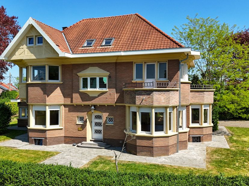 Ben je op zoek naar een karaktervolle woning met uitstraling en ruimte? Dan is deze prachtige villa (voormalige dokterswoning) uit 1930 exact wat je z