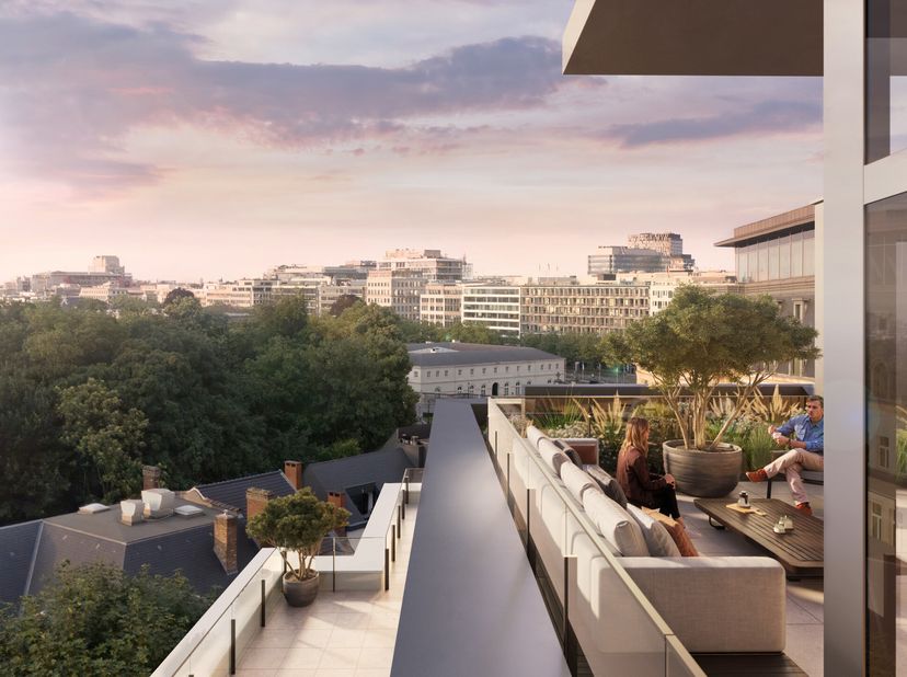 BRUSSEL - Gelegen achter de tuinen van het Koninklijk Paleis, in een mooie historische wijk op een steenworp van de Waterloolaan, de Louizalaan en tal