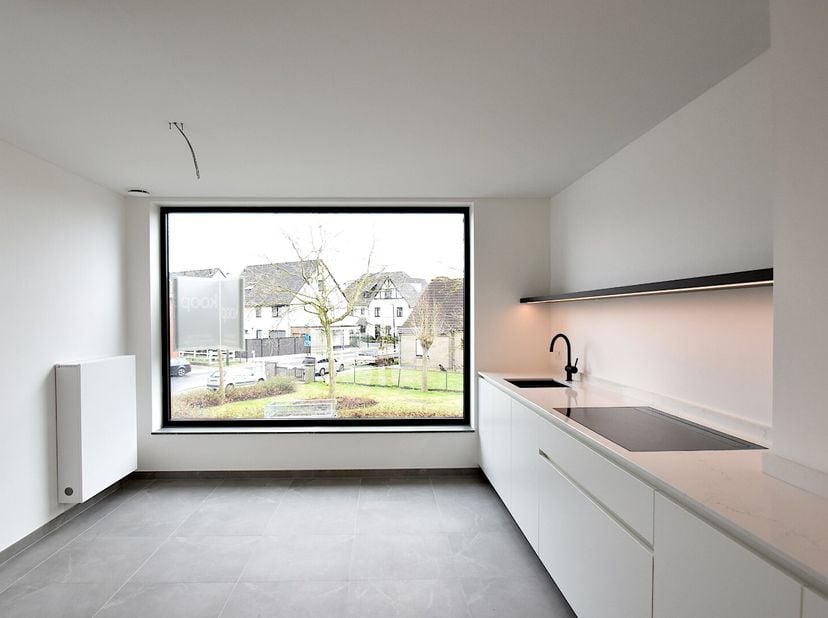 Deze prachtige nieuwbouwwoning, opgeleverd in 2024, biedt een ideale combinatie van stijl, comfort en energiezuinigheid. Dankzij de centrale ligging e
