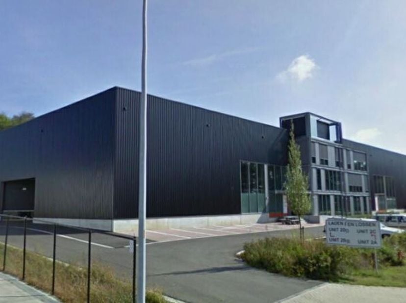 Op zoek naar een nieuwe bedrijfslocatie? Ontdek deze kantoorruimte en magazijn te huur in Meerhout! Gelegen in het pittoreske dorp Meerhout, bieden de
