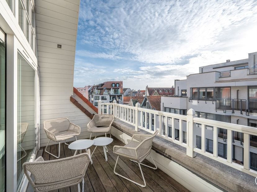 Zonnig en ruim duplex appartement met zuidgericht terras gelegen in de Zoutelaan te Knokke.&lt;br /&gt;
Dit prachtige duplex appartement biedt een uitsteken