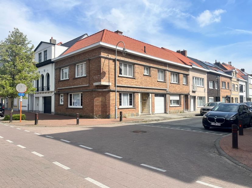Deze twee naast elkaar gelegen woningen worden tesamen verkocht voor de prijs van EUR 600.000. Het betreft een ruime hoekwoning met een inpandige gara