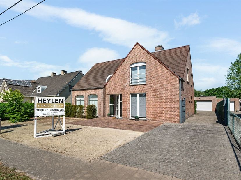 Instapklare gezinswoning met ruime garage op riant perceel van 3758m²&lt;br /&gt;
Indeling:&lt;br /&gt;
Op het gelijkvloers: een lichtrijke inkomhal met vestiaire