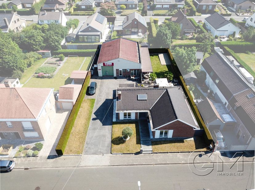 MOUSCRON&lt;br /&gt;
Idéal indépendant !!! Ensemble composé d&#039;une villa de type plain-pied et d&#039;un entrepôt de 200m² avec bureaux, situé dans un secteur app