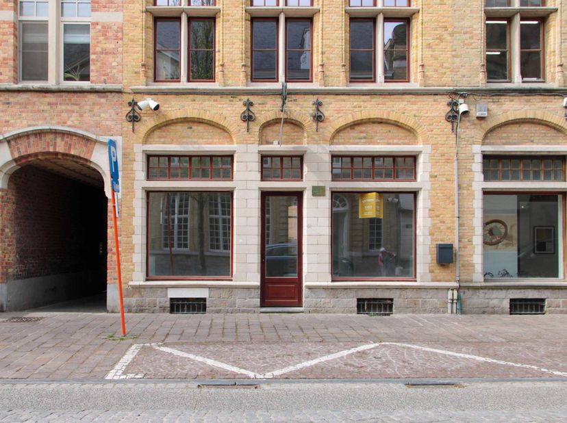 Deze volledig gerenoveerde handelsruimte ligt op een toplocatie in het centrum van Ieper, vlakbij de Grote Markt!&lt;br /&gt;
&lt;br /&gt;
Deze ruimte is als volg