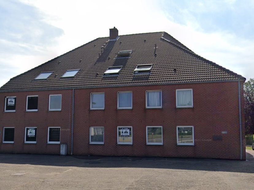 Dit appartement heeft een centrale ligging aan de Rijksweg die de verbinding vormt tussen Maaseik en Maasmechelen.&lt;br /&gt;
&lt;br /&gt;
Het appartement omvat