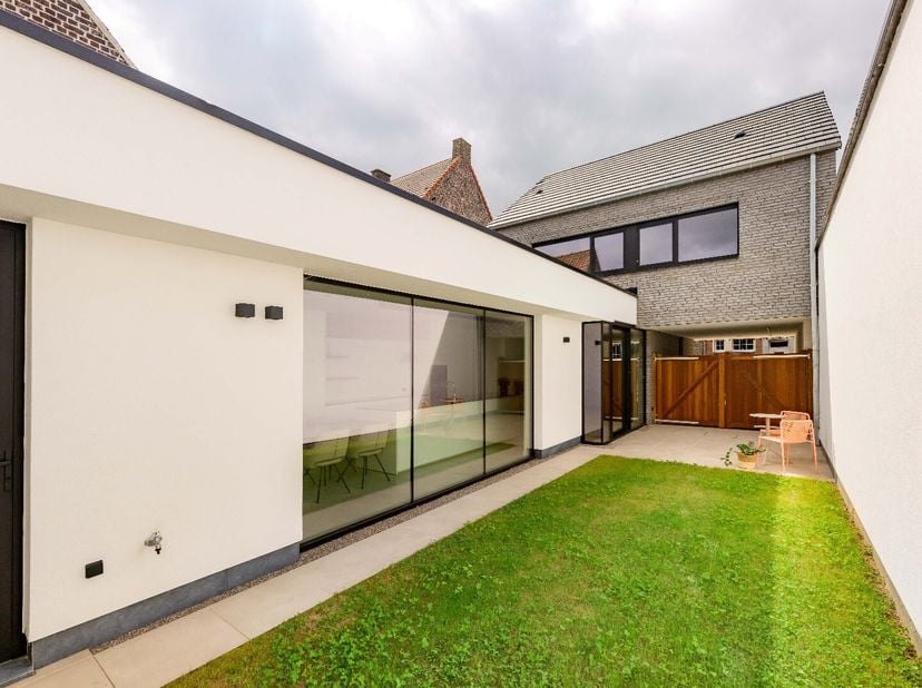 Ontdek deze MODERNE en ENERGIEZUINIGE woning, ideaal voor wie op zoek is naar comfort, hedendaags woonplezier en een duurzame levensstijl op een perce