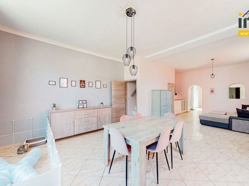 Actualimmo vous présente cette charmante maison 3 façades avec beau potentiel. Située à proximité de toutes commodités, cette spacieuse maison 3 façad