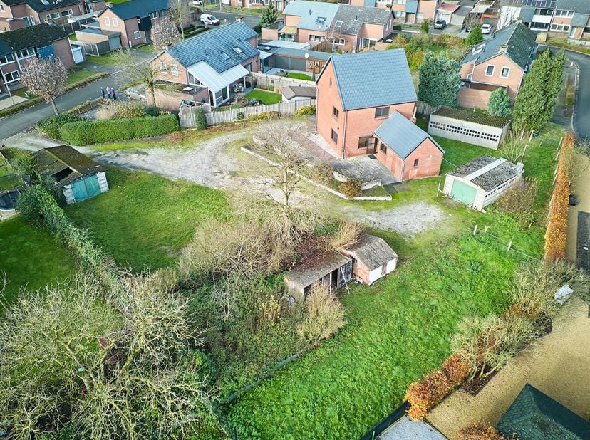Deze woning vraagt om een renovatie om zijn volledig potentieel te realiseren. Het biedt een uitstekende kans om een karaktervolle gezinswoning te cre