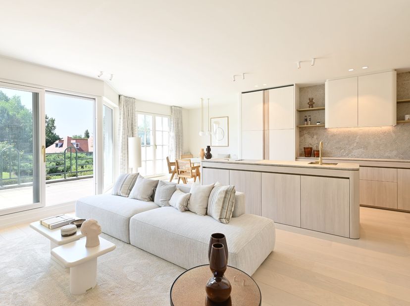 Prachtig gerenoveerd appartement op een topligging in het zoute vlakbij het strand en de zee.&lt;br /&gt;
Indeling:&lt;br /&gt;
inkomhal met vestiaire en apart to