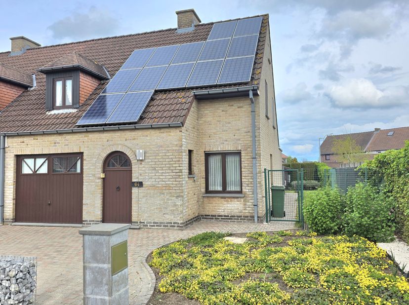 Halfopen bebouwing, op wandelafstand centrum Ninove, goed gelegen in een rustige doodlopende straat.&lt;br /&gt;
Asbestvrij.