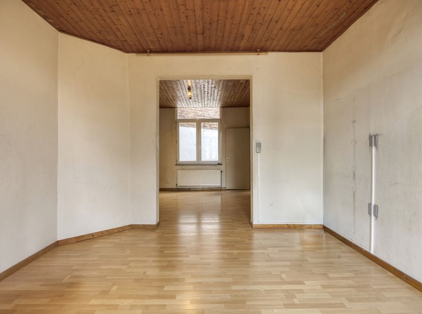 Un excellent emplacement, un bel espace de vie et un jardin urbain confortable - c&#039;est ce que vous pouvez attendre de cette maison sur le Keldermansve