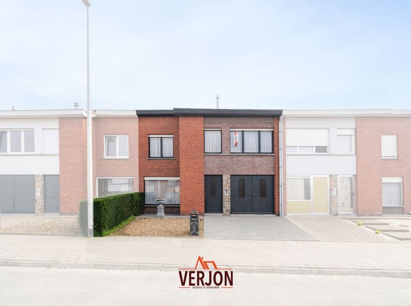 Deze woning bevindt zich op een perceel van 281m2 in de buurt van onder andere bakkerij, slagerij, een warenhuis, lagere school en openbaar vervoer.&lt;b