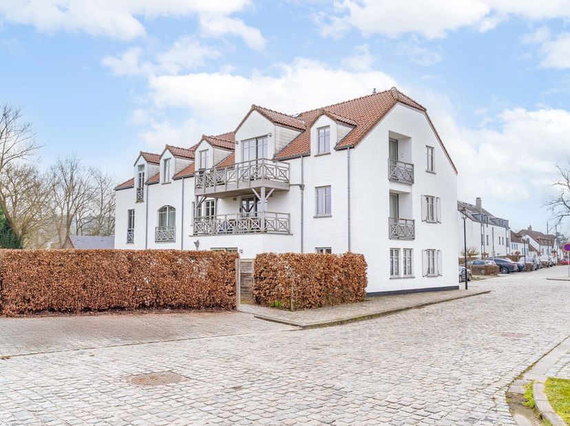 TRIOR Waterloo vous propose ce superbe appartement de 145m² aux finitions soignées AVEC terrasse (12,50m²) et cave (24m²) niché dans un clos résidenti