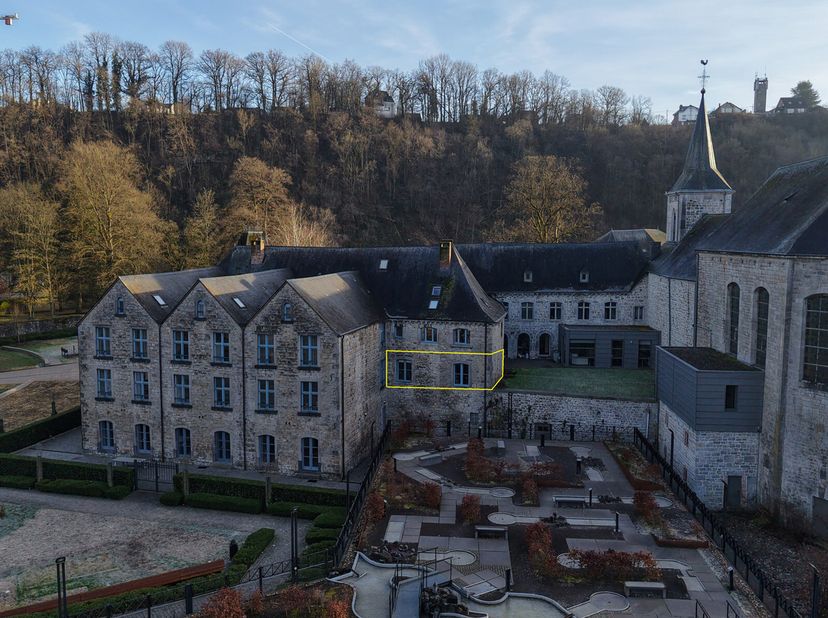 DURBUY: Appartement 1 chambre en plein centre de Durbuy, dans l&#039;ancien couvent des Récollets. Cet appartement confortable actuellement exploité comme