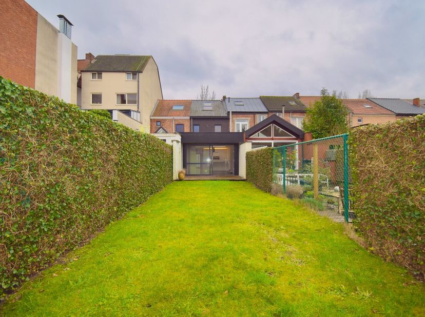 Cette maison clé en main est située dans une rue résidentielle avec les avantages de la proximité des commodités urbaines. La maison entièrement rénov