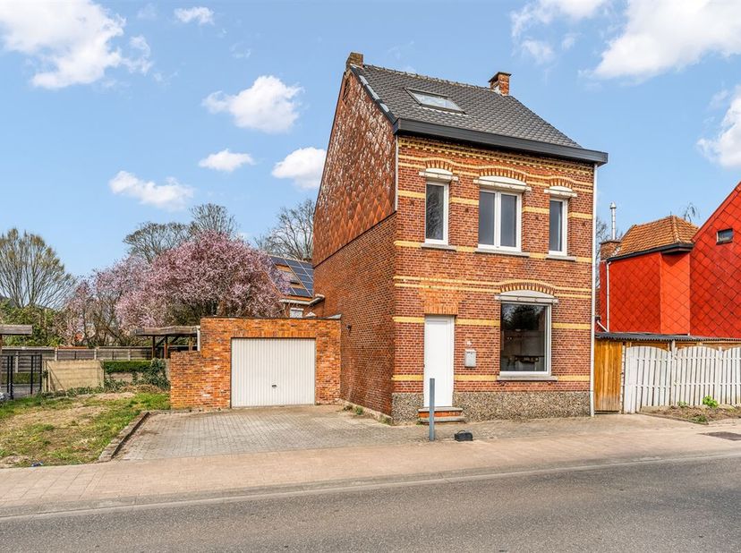 Deels gerenoveerde woning op centrale ligging&lt;br /&gt;
Belangrijkste troeven:&lt;br /&gt;
- Deels gerenoveerd: dak, PVC ramen met rolluiken, CV-ketel op aardga