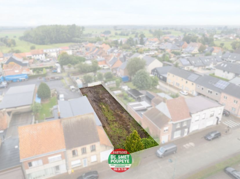 In het rustige Wijnendale, deelgemeente van de Stad Torhout, is dit braakliggend stuk bouwgrond gelegen. Scholen, winkels, horeca, liggen in de direct