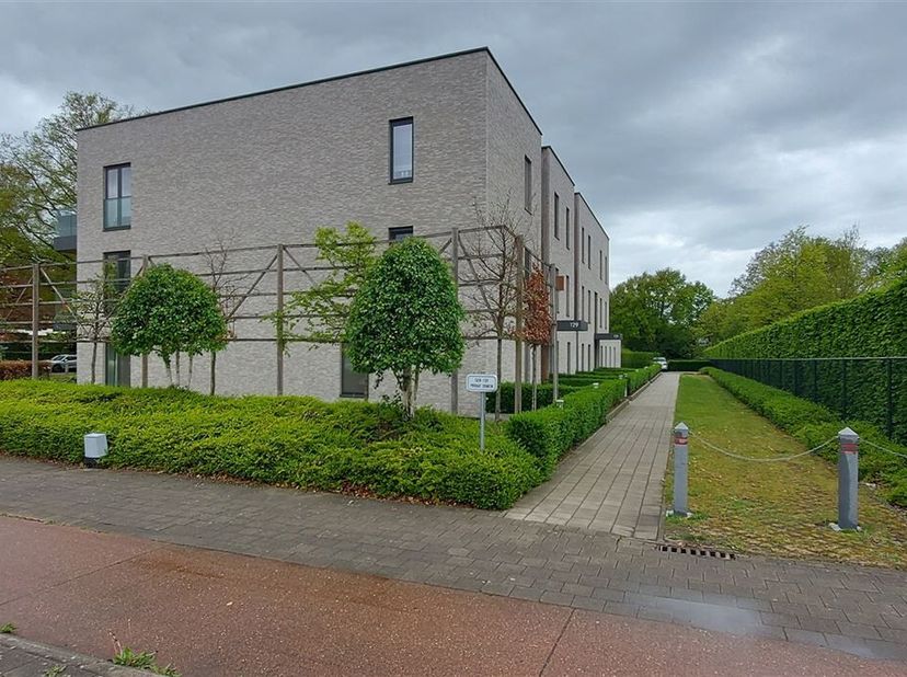 Welkom in deze charmante en moderne gelijkvloerse appartement gelegen in het hartje van Genk. Dit stijlvolle appartement biedt twee ruime slaapkamers