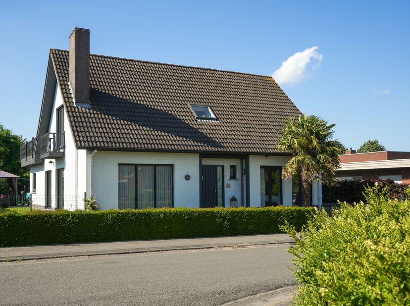 In een bijzonder rustige en aangename wijk van Rekkem, waar privacy en levenskwaliteit centraal staan, bevindt zich deze prachtig gerenoveerde woning
