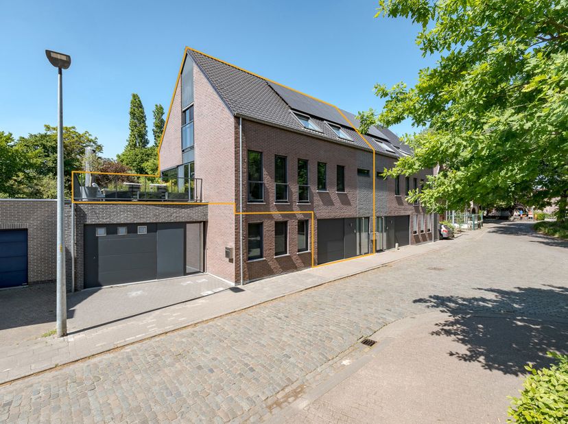 Vandaag nemen we je mee naar Hingene, volgens velen de mooiste deelgemeente van Bornem. Dit moderne triplex appartement is gelegen aan kasteel d&#039;Ursel