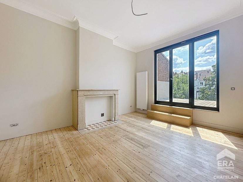 Elsene: Gerenoveerd duplexappartement met terras  Wijk Lepoutre/Châtelain Gelegen in de populaire wijk Lepoutre/Châtelain, combineert dit duplexappart