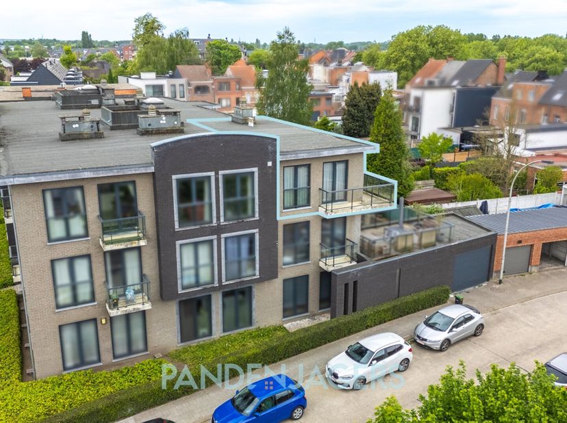 In dit modern gebouw (bouwjaar: 2009) vinden we op de bovenste verdieping het instapklare appartement terug, eenvoudig te bereiken via de lift.&lt;br /&gt;