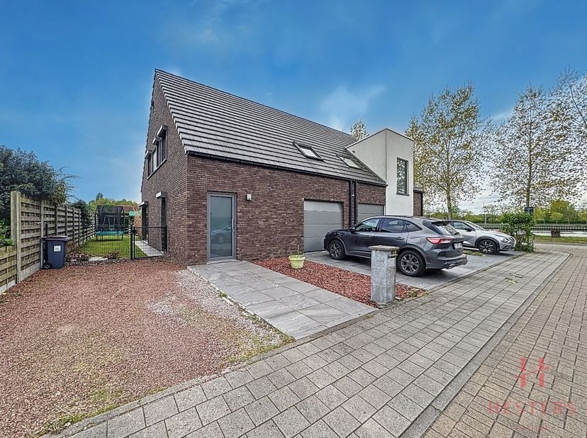 Deze instapklare HOB is gelegen in een zéér kindvriendelijke wijk (doodlopend) en heeft als indeling: inkomhal met vestiaire en gastentoilet, ruime le