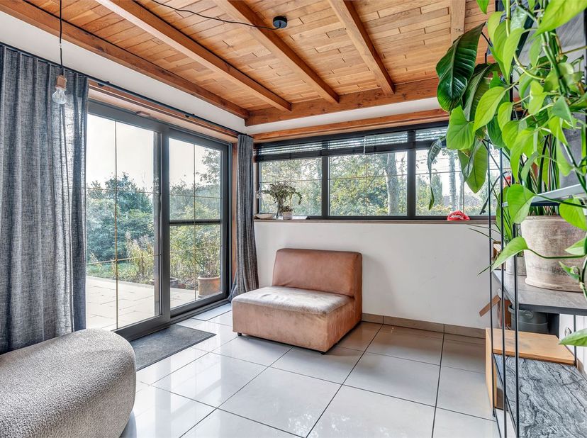 À la frontière entre Lochristi et Laarne se trouve cette spacieuse maison familiale. Située sur un terrain de 4 663 m² avec une surface habitable de 4