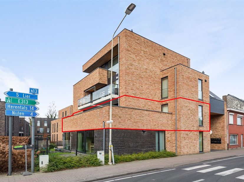 In het centrum van Kessel, op wandel- en fietsafstand van alle voorzieningen, bevindt zich dit praktisch nieuwe appartement uit 2020. Gelegen op de ee