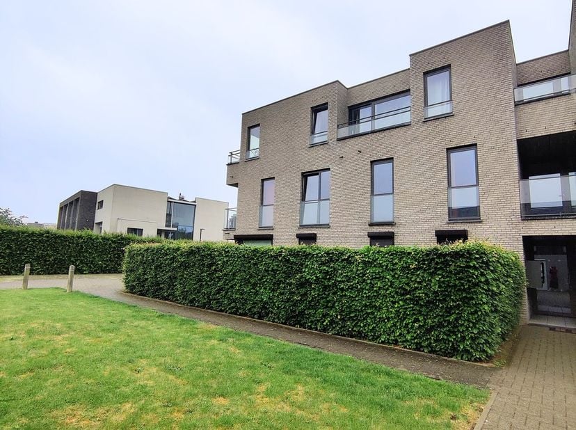 Cet appartement récemment rénové et magnifiquement aménagé est situé au premier étage d&#039;un immeuble récent avec ascenseur. Grâce à son spacieux séjour