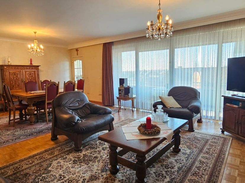 Dit ruim appartement van 144m² is gelegen in het centrum van Maasmechelen, vlakbij de autostrades richting NL, Brussel en A/pen.&lt;br /&gt;
&lt;br /&gt;
Het bevi