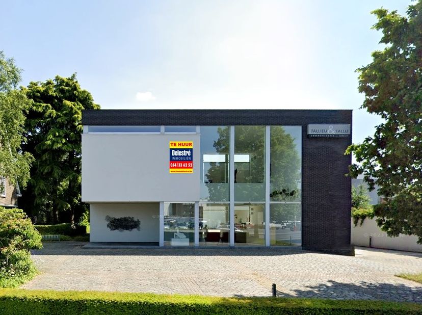 Dit modern INSTAPKLAAR kantoorgebouw is ideaal gelegen, recht tegenover AD Delhaize Deinze, op de verbindingsweg Kortrijk – Gent (N43), op wandelafst