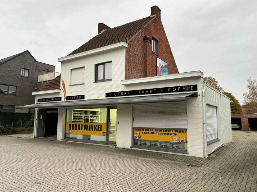 Centraal gelegen gelijkvloers handelspand.&lt;br /&gt;
&lt;br /&gt;
Ligging: De E313 is in de nabijheid en het pand ligt binnen enkele minuten van de omliggende g