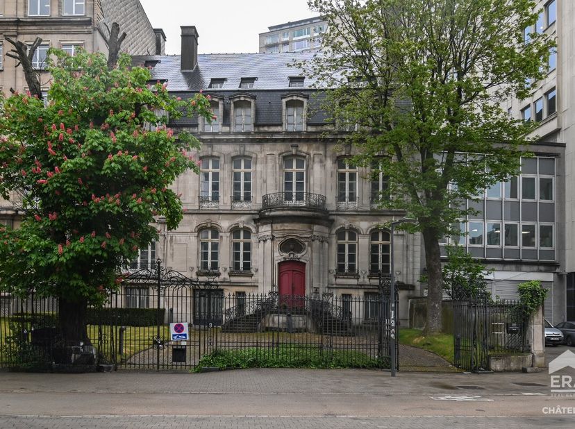 ERA CHATELAIN vous propose ce splendide hôtel particulier de prestige, idéalement situé dans le quartier prisé du Jardin Botanique à Saint-Josse-ten-N
