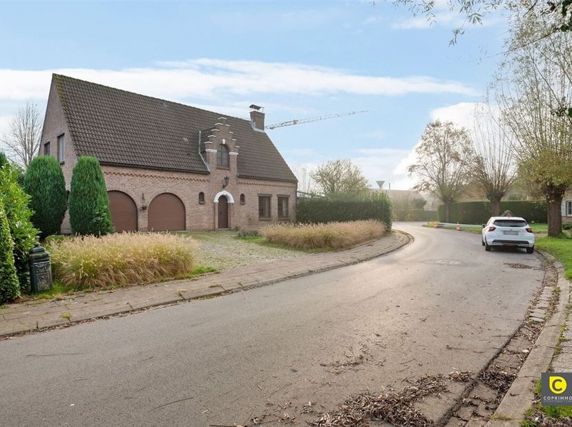 Ontdek deze charmante villa gelegen op een royaal perceel van 926m². Met een bewoonbare oppervlakte van 242m² biedt dit eigendom vier ruime slaapkamer