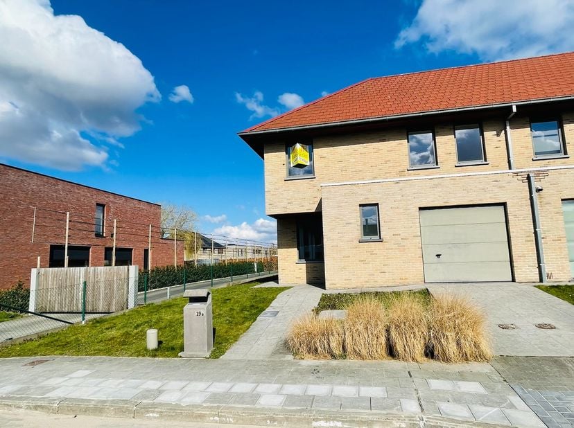 Waardamme , rustige residentiële ligging , RECENT  gebouwde LICHTRIJKE ENERGIEZUINIGE woning met 3 slaapkamers, oprit, tuin en garage.&lt;br /&gt;
omvat: In
