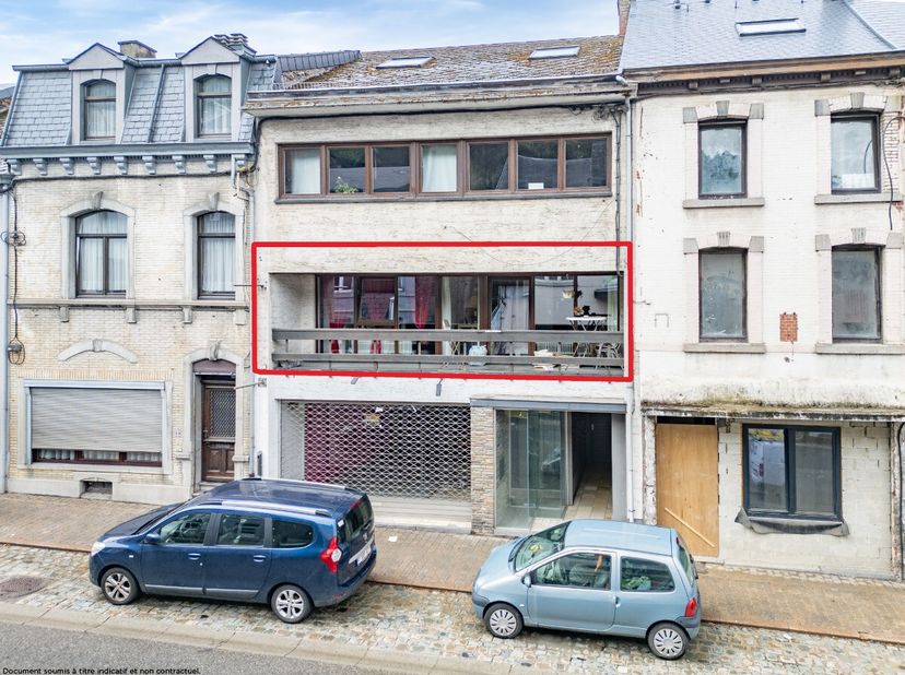 ERA BLUX stelt u graag dit charmante appartement met 1 slaapkamer voor, gelegen in een kleine residentie met 4 eenheden, vlak bij het centrum van Viel